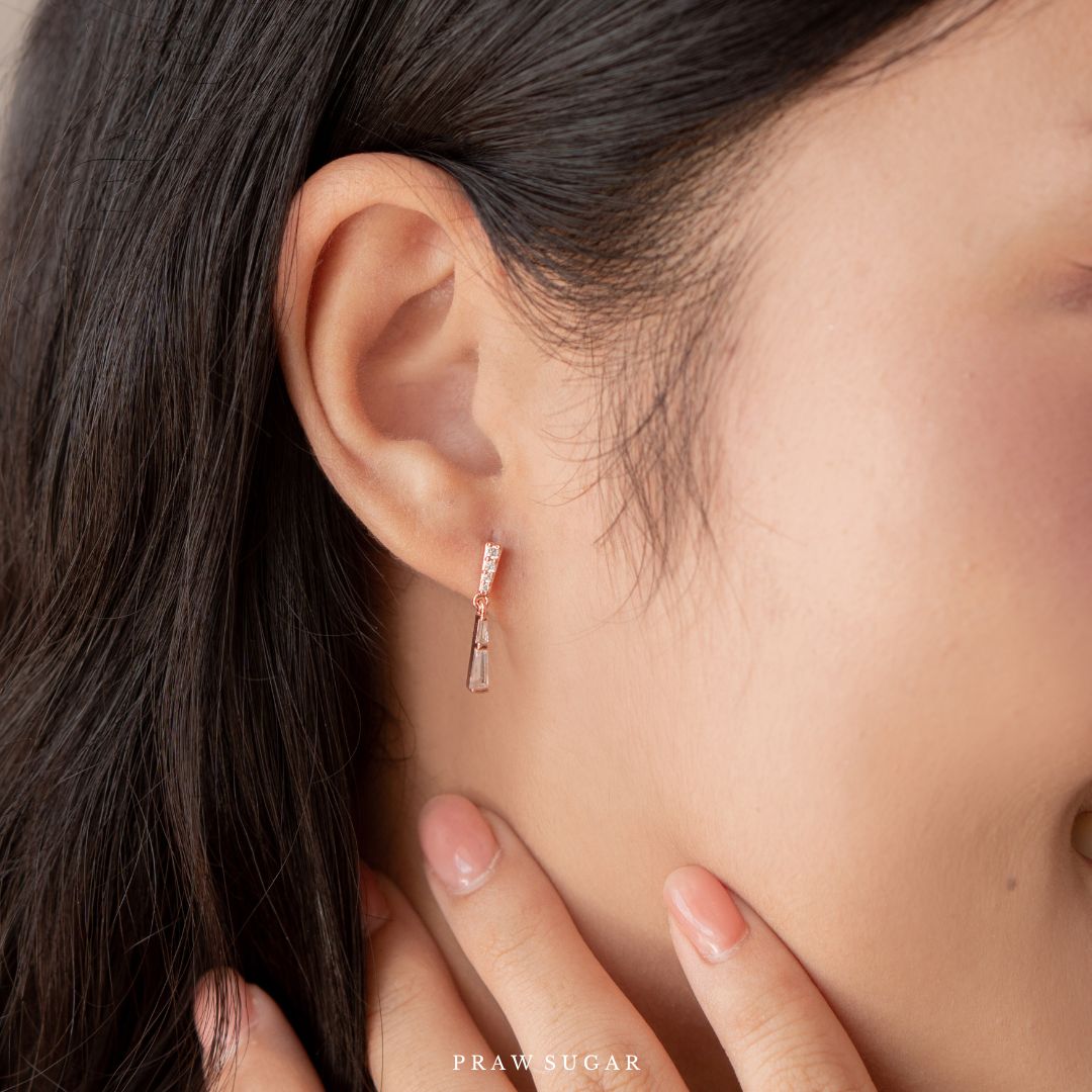 Minimal Gorgeous Triangle Earrings - ต่างหูสามเหลี่ยมทรงยาวสไตล์มินิมอล (ก้านต่างหูเงินแท้)