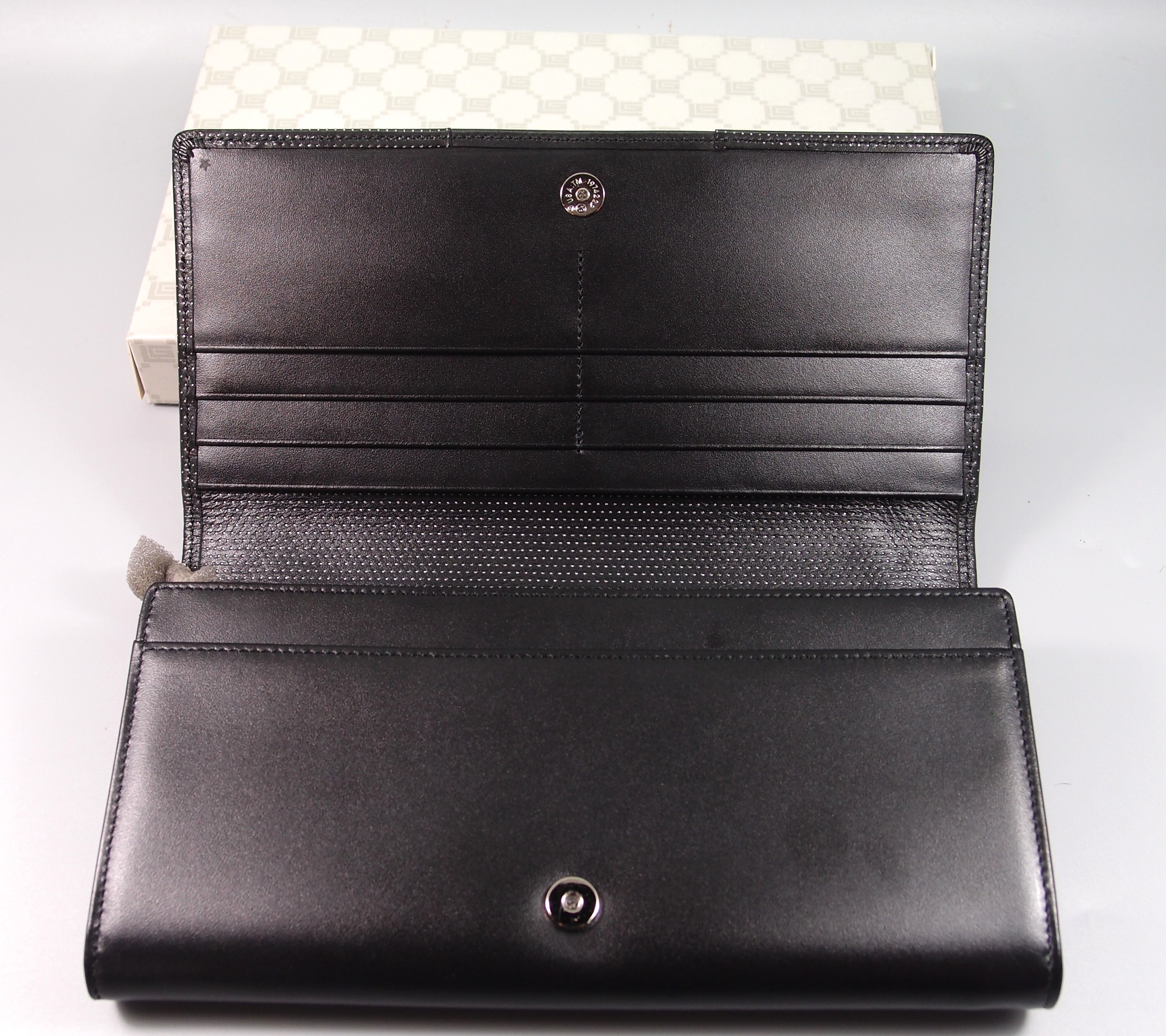 กระเป๋าสตางค์ Guy Laroche ดำ ใหม่ แท้