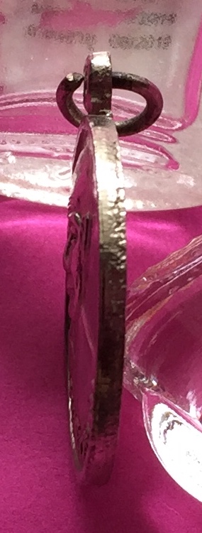 เหรียญกลม หลวงพ่อโบ้ย วัดมะนาว จ.สุพรรณบุรี ปี๒๕๐๕ หลังยันต์ เนื้อทองแดงชุปนิเกิ้ล พระแท้สวย สนใจโทรสอบถามที่ 0619783836.. 0805587175 ส่งEMSในประเทศฟรีคะ