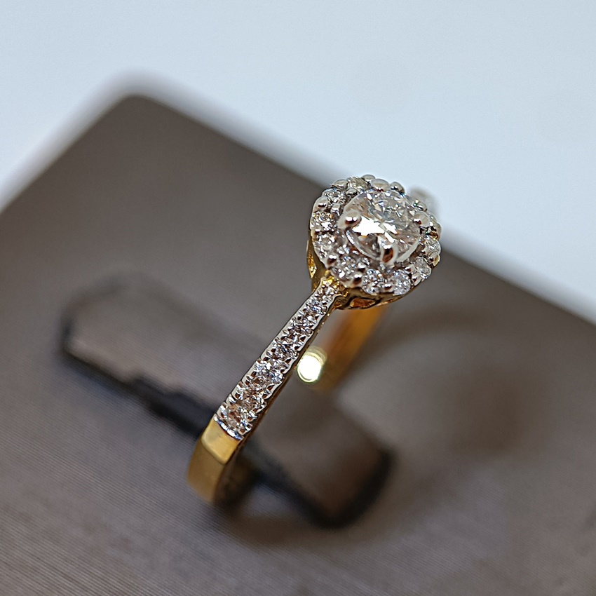 แหวนเพชรเม็ดเดี่ยวพร้อมเพชรบ่าล้อม สำหรับสุภาพสตรี ใช้เป็นแหวนหมั้น แหวนแต่งงานครับ