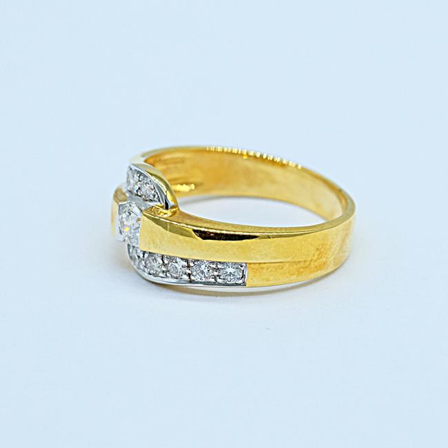 แหวนสำหรับสุภาพบุรุษเพชรเม็ดเดี่ยวมาพร้อมบ่าข้างครับ