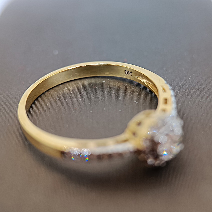 แหวนเพชรเม็ดเดี่ยวพร้อมเพชรบ่าล้อม สำหรับสุภาพสตรี ใช้เป็นแหวนหมั้น แหวนแต่งงานครับ