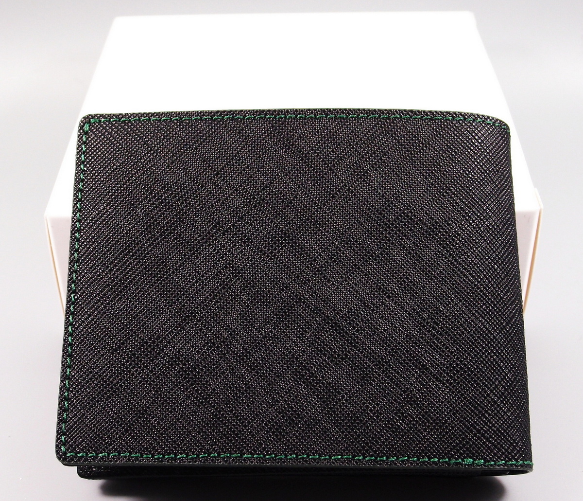 กระเป๋าสตางค์ Guy Laroche ดำ ด้ายเขียว ใหม่ แท้