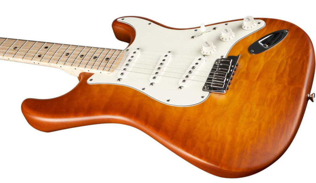 Fender Custom Shop Custom Deluxe Stratocaster Electric Guitar with Maple Fingerboard