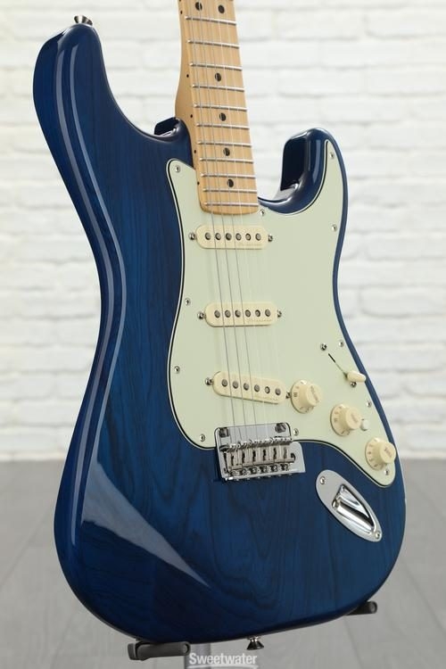 Fender Deluxe Stratocaster - Sapphire Blue Transparent with Maple Fingerboard