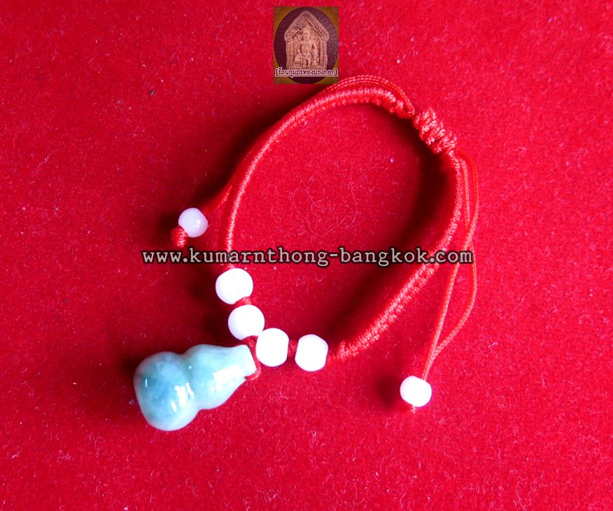 ข้อมือด้ายแดง จี้หยก น้ำเต้าดูดทรัพย์ วัดบางพระ (หลวงพ่อเปิ่น) จ.นครปฐม แบบใส่ข้อมือ ขนาดมาตราฐาน