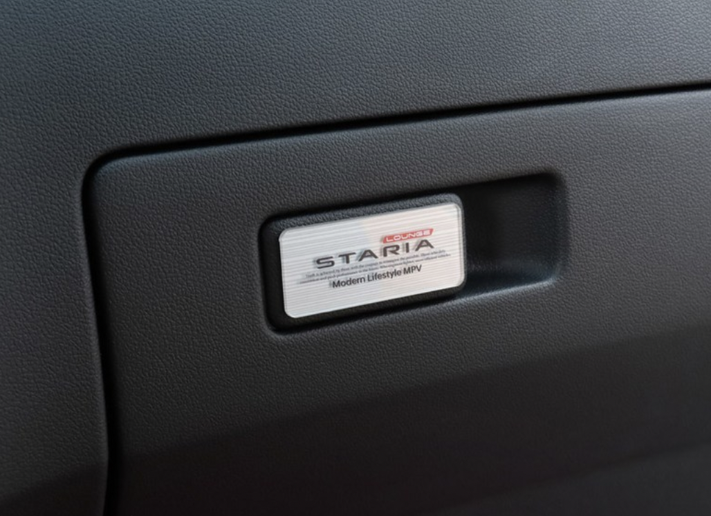แต่งมือปิดกล่องใส่ของหน้ารถ Hyundai STARIA