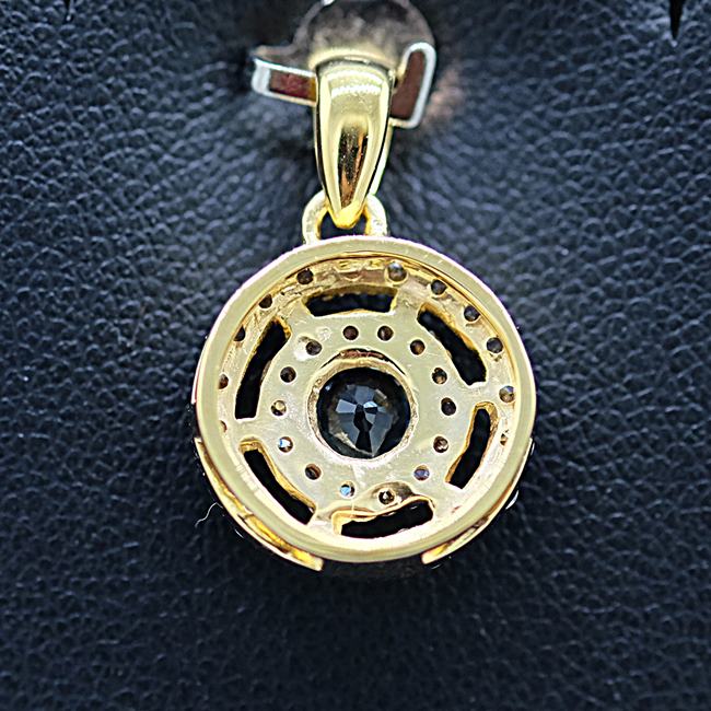 จี้พลอยเขียวส่องล้อมเพชรสีแชมเปญบนตัวเรือนทอง9K