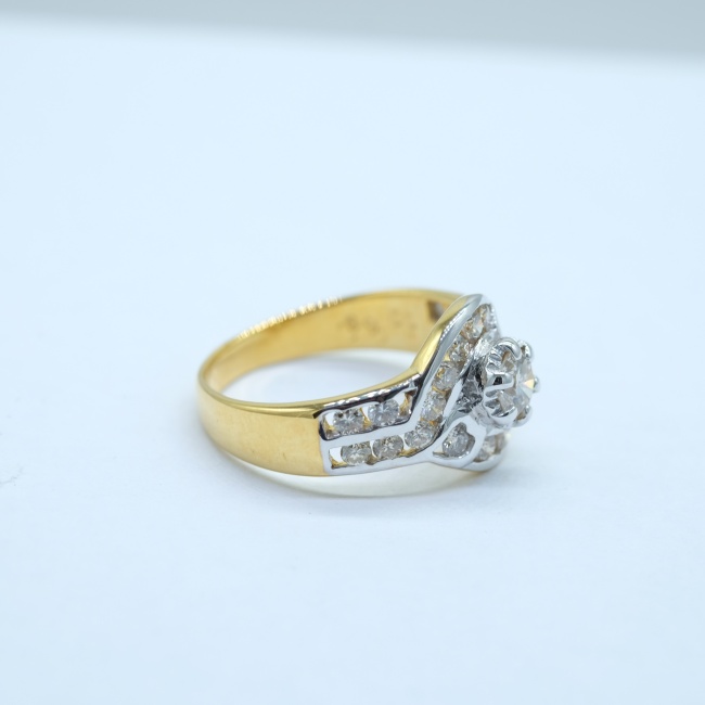 แหวนเพชรสำหรับสุภาพสตรีลวดลายเกสรดอกไม้ เพชรน้ำ98 ตัวเรือนทอง18K