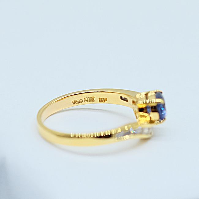 แหวนพลอยไพลินล้อมเพชรขนาดกระทัดรัดสวมใส่สบายสำหรับสุภาพสตรีครับ