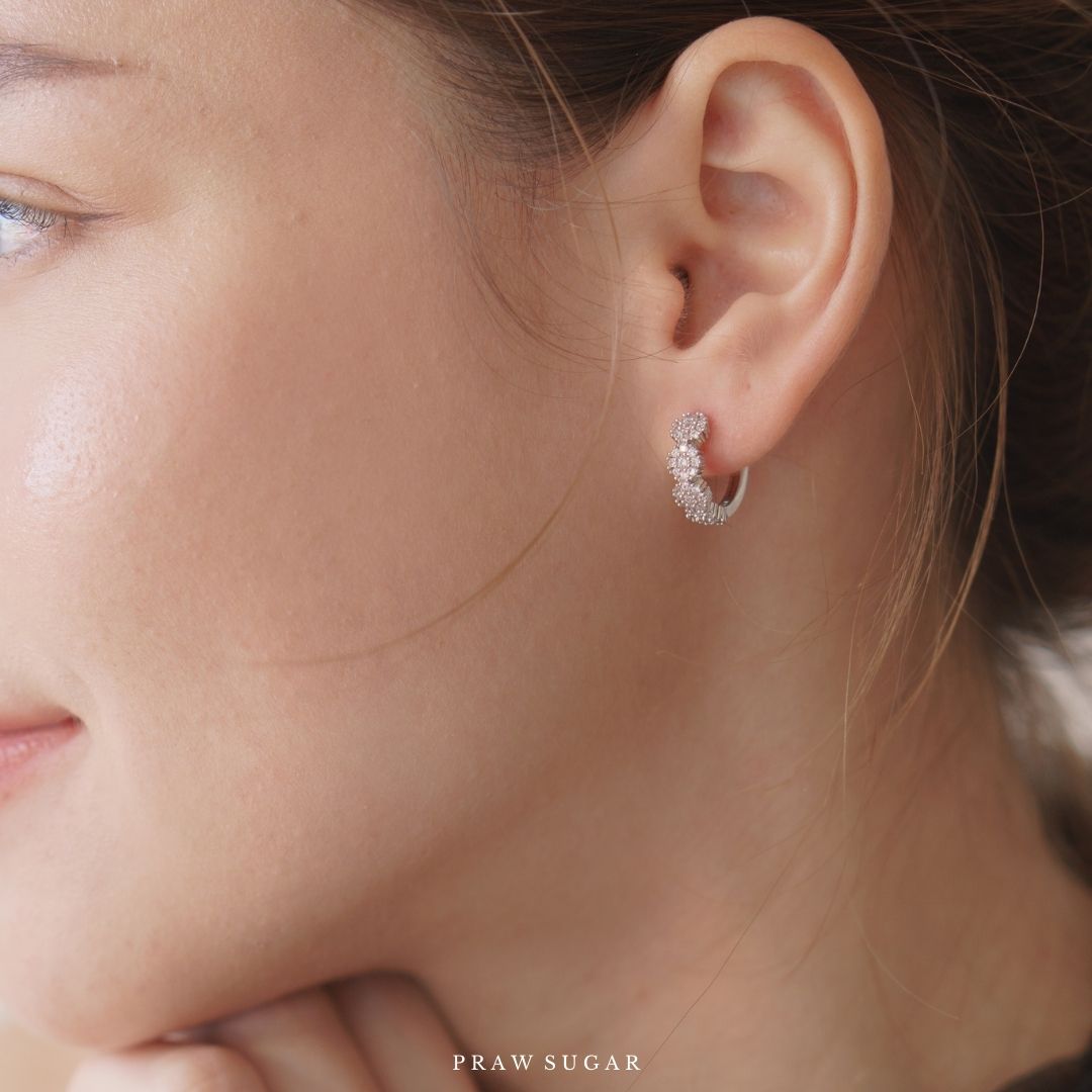Flowers Hoop Earrings - ต่างหูห่วงทรงดอกไม้ (ก้านต่างหูเงินแท้)