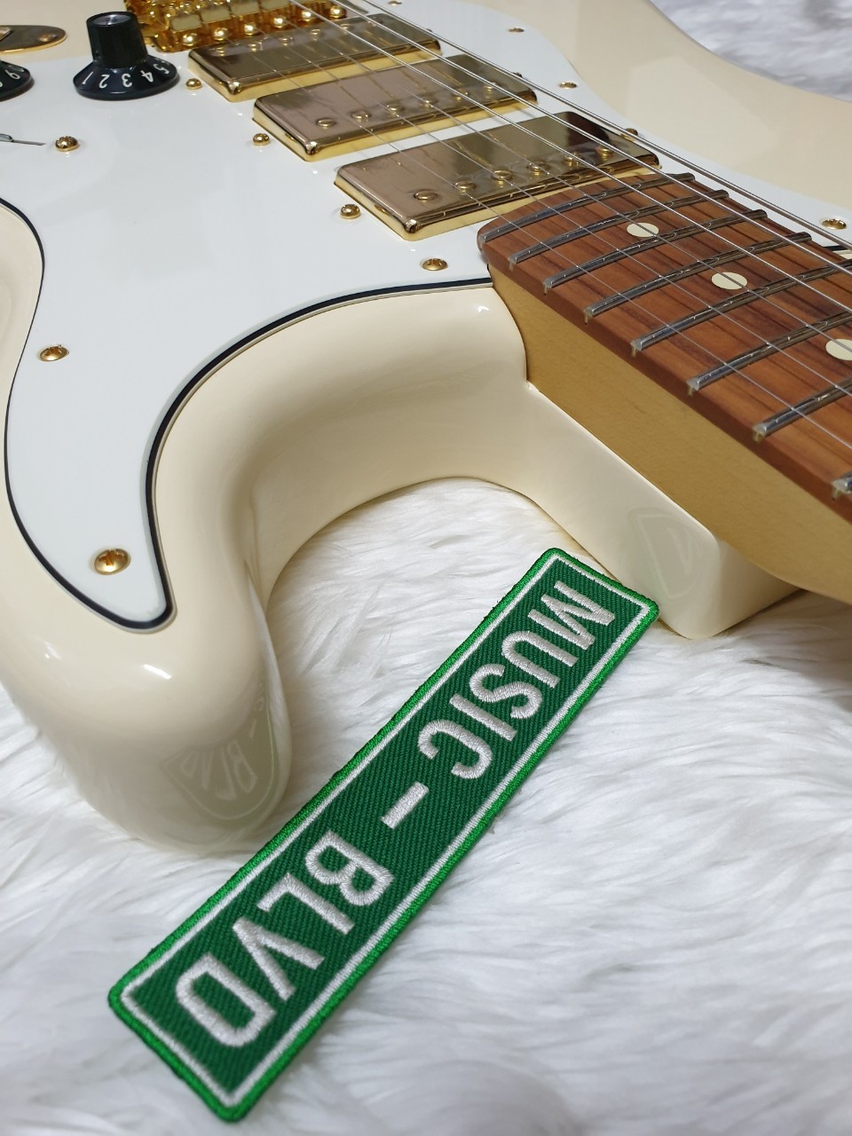 Fender Limited Mahogany Blacktop Stratocaster HHH - Olympic White w/ Gold Hardware