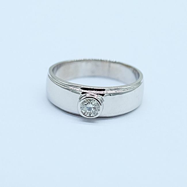 แหวนเกลี้ยงฝังเพชร1เม็ด สำหรับสุภาพสตรีครับ