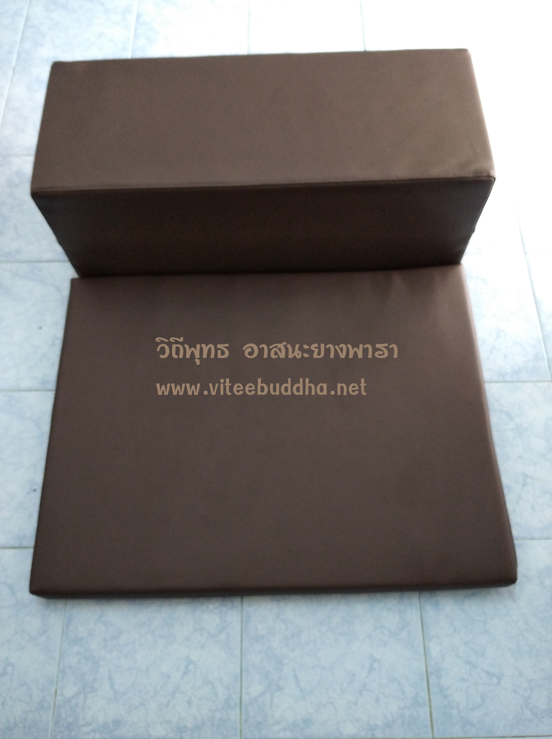 วิถีพุทธ อาสนะยางพารา เบาะรองนั่งปฏิบัติธรรม อาสนะที่นั่งพร้อมหมอนอิงขนาดใหญ่ หุ้มหนังเทียม พร้อมปลอกผ้า สำหรับพระสงฆ์ ขนาดตัวหมอนอิง กว้าง31 นิ้ว สูง 12 นิ้ว หนา12 นิ้ว (78x30x30 ซม.)ขนาดตัวที่นั่ง 31 นิ้ว 24 นิ้ว เบาะหนา 2 นิ้ว(78x60x10 ซม.)
