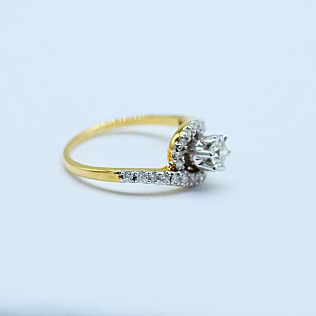 แหวนเพชรเม็ดชู เป็นแหวนหมั้น แหวนแต่งงาน สำหรับสุภาพสตรีครับ