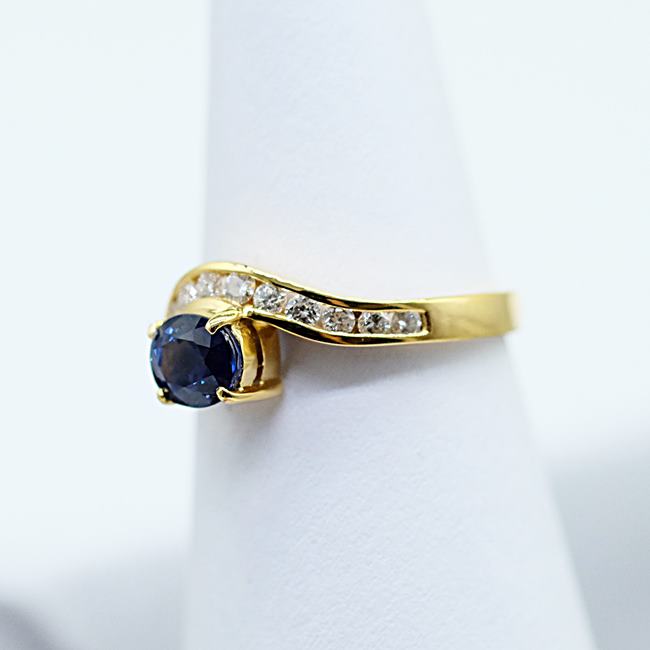 แหวนพลอยไพลินล้อมเพชรขนาดกระทัดรัดสวมใส่สบายสำหรับสุภาพสตรีครับ