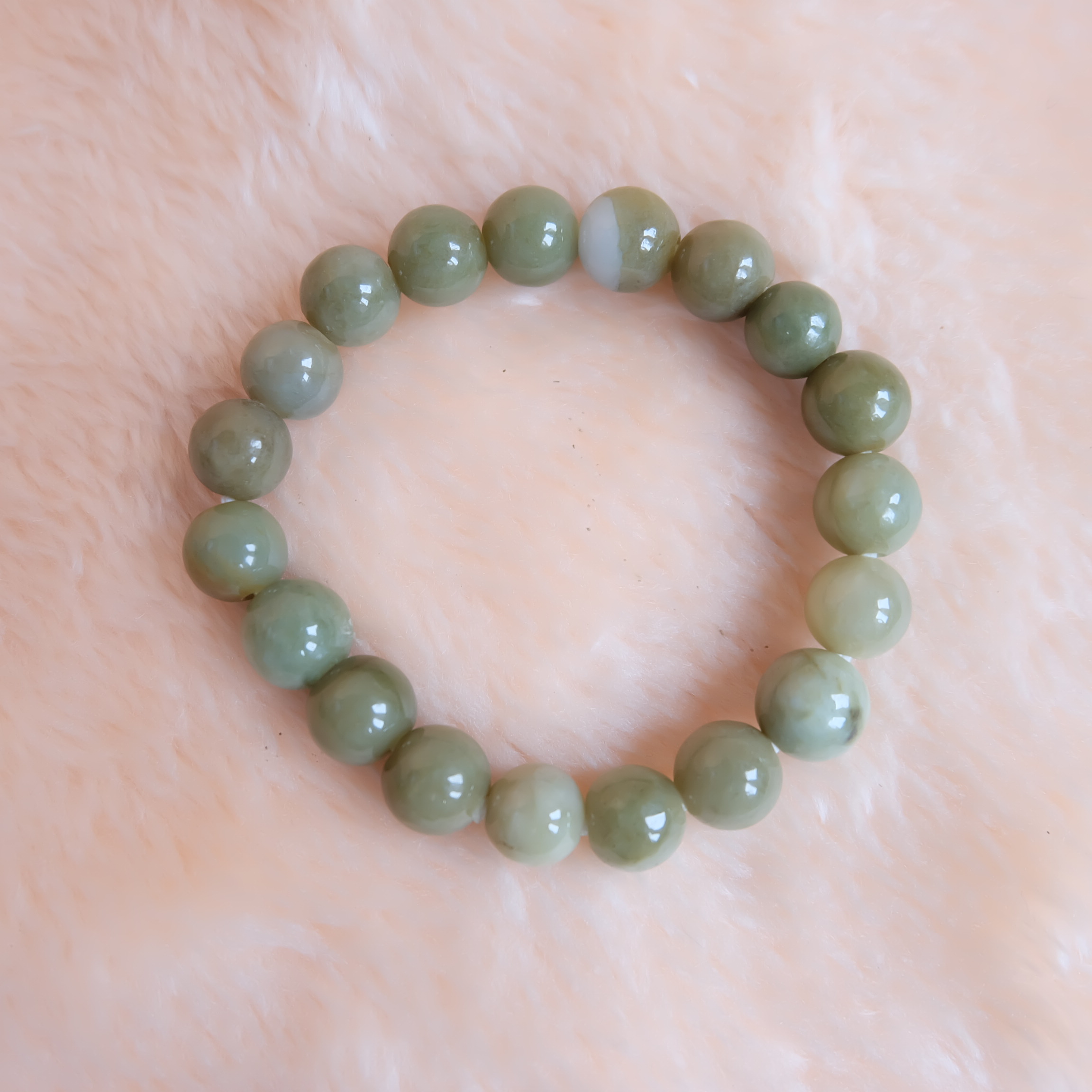 สร้อยข้อมือลูกปัดหยกแท้ หยกพม่า หยกน้ำผึ้ง หยกเจไดต์ ขนาด 11 มิล รอบข้อมือ 17.5 เซนติเมตร ร้อยด้วยไหมยืด ไม่ค่อยกลม