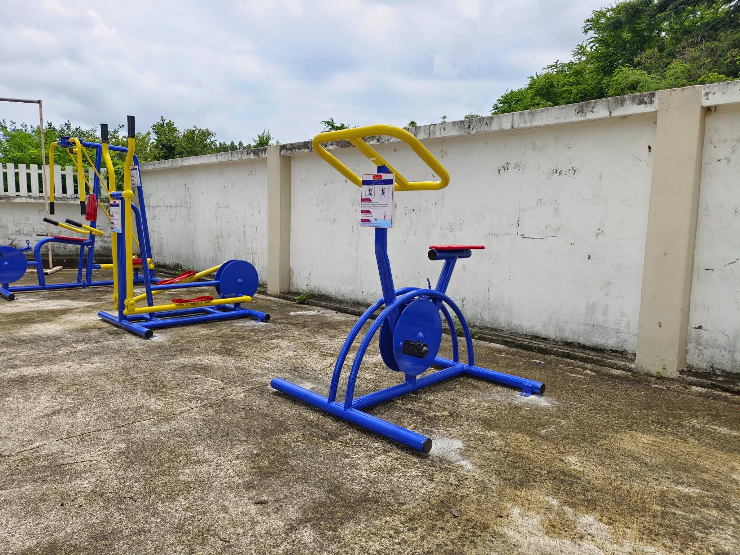 เครื่องออกกำลังกายกลางแจ้ง อุปกรณ์นั่งปั่นจักรยาน ,สำหรับผู้สูงอายุและบุคคลทั่วไป, เครื่องออกกําลังกายกลางแจ้งเทศบาล, เครื่องออกกําลังกายสาธารณะ ,ราคาโรงงาน สินค้าผลิตในไทย สั่งทำตามสีที่ต้องการได้