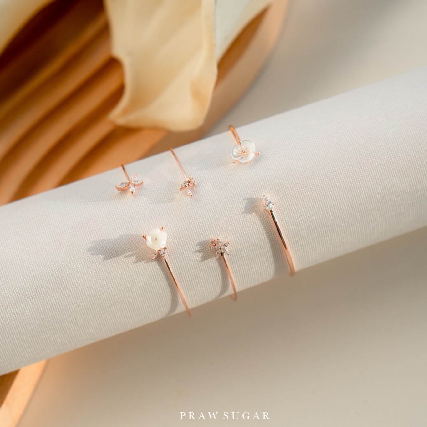Gorgeous Flower Bracelet - กำไลดอกไม้สวยหรู (มี 2สี)