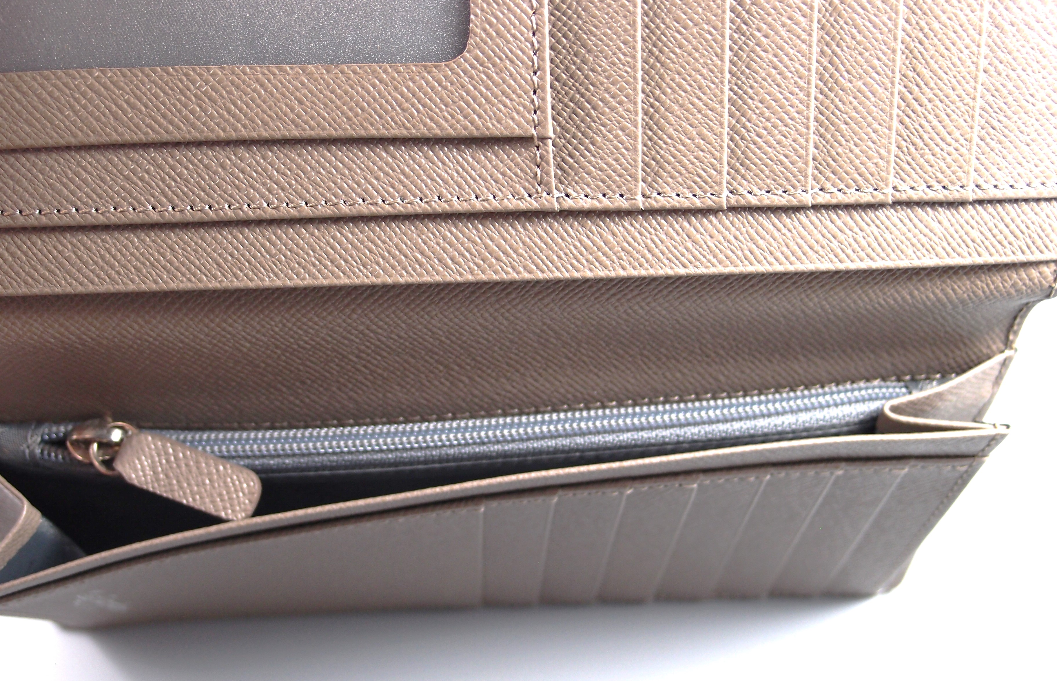 กระเป๋าสตางค์ Guy Laroche ดำ-เทา ใหม่ แท้ (ไม่มีกล่อง)