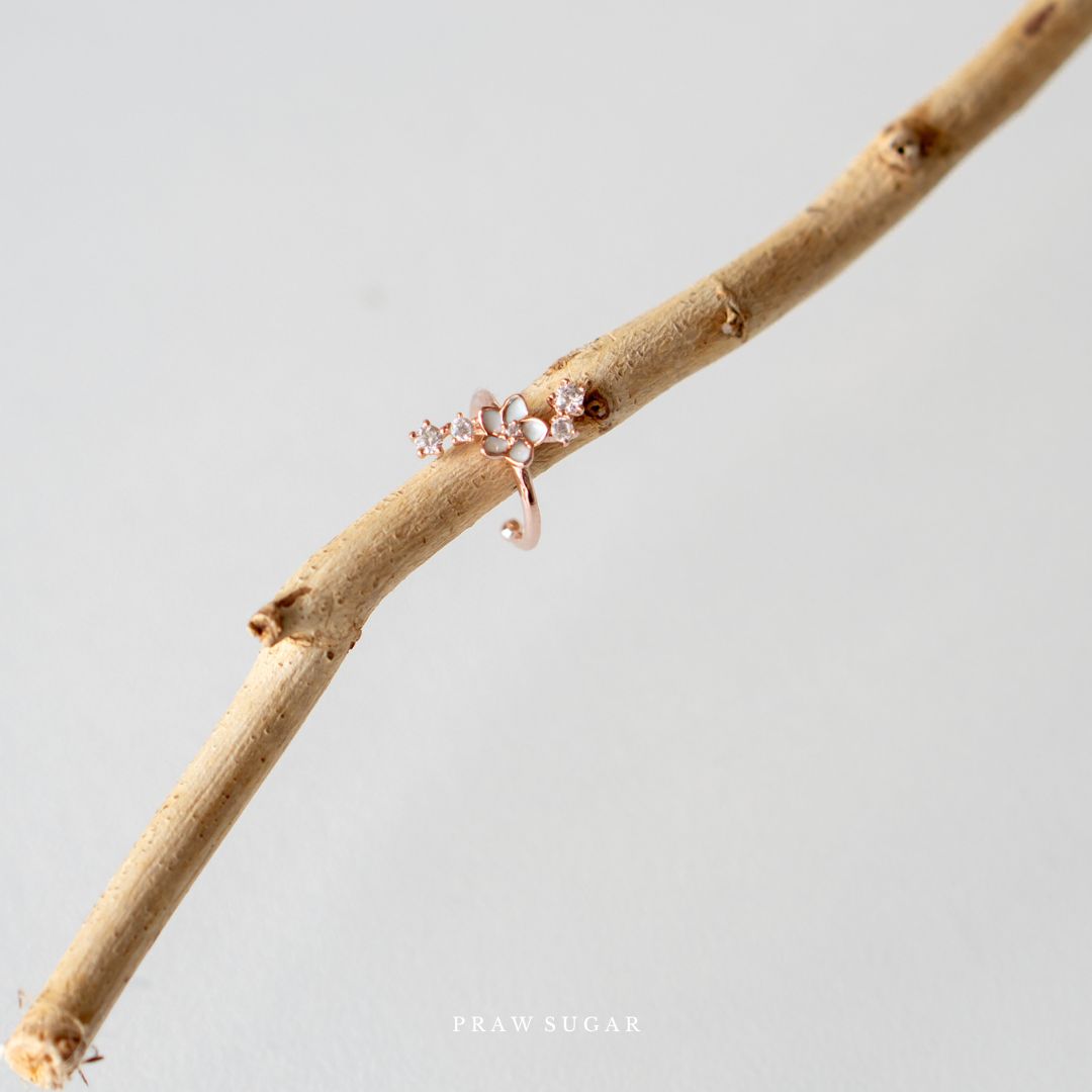 Little White Flower Earcuff - ต่างหูแบบเกี่ยวดอกไ้ม้ขาว