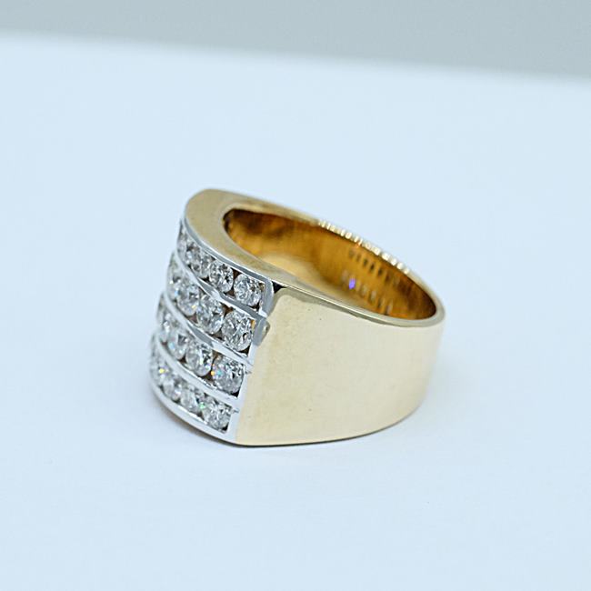 แหวนเพชรแถวหน้ากว้าง สวมใส่ได้ทั้งสุภาพบุรุษและสุภาพสตรีครับ ตัวเรือนทอง9K หรือ 37.5% เปอร์เซนต์ทองครับ