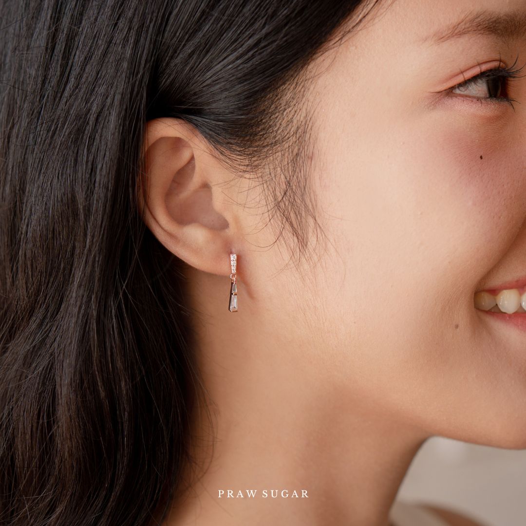 Minimal Gorgeous Triangle Earrings - ต่างหูสามเหลี่ยมทรงยาวสไตล์มินิมอล (ก้านต่างหูเงินแท้)