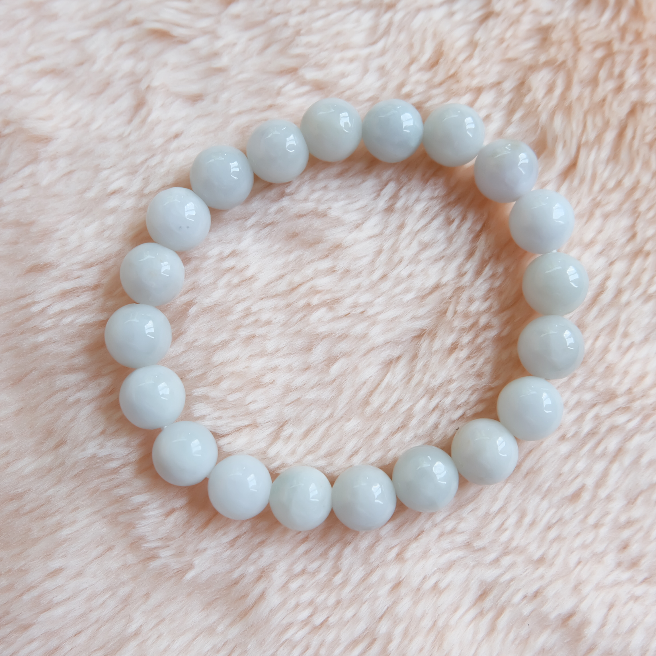 สร้อยข้อมือลูกปัดหยกแท้ สีขาว ขนาด 10 มิล ร้อยด้วยเอ็นยืด รอบข้อมือ 16.5-17 เซนติเมตร ราคาพิเศษ