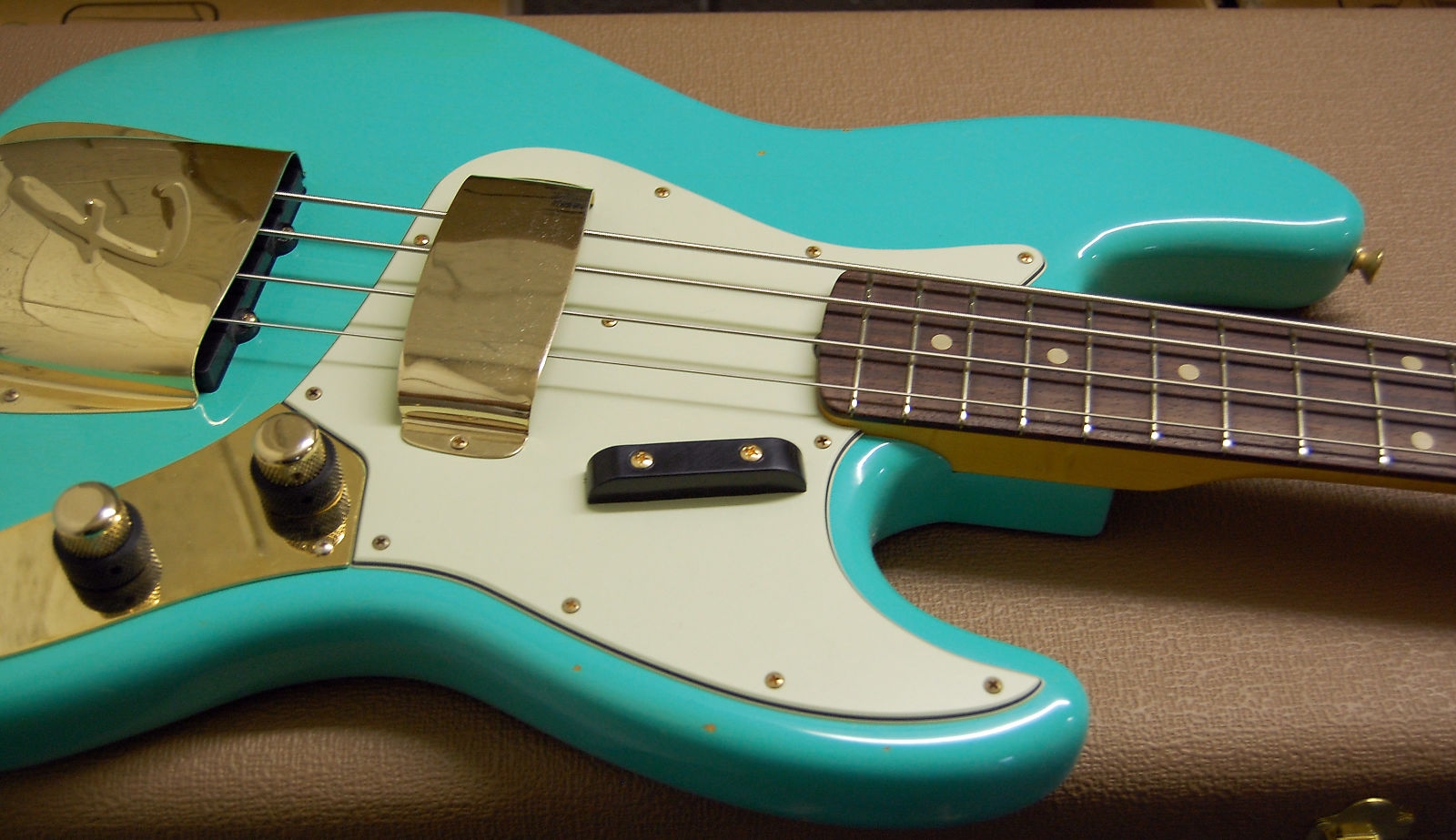Fender Custom Shop 60 Jazz Bass Relic 2016 Aged Seafoam Green Matching Peg Head Gold Hardware Birdseye Neck