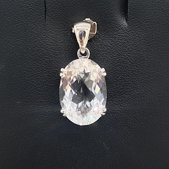 จี้พลอยขาวหรือ White Topaz ตัวเรือนทอง18k สำหรับสุภาพสตรีครับ
