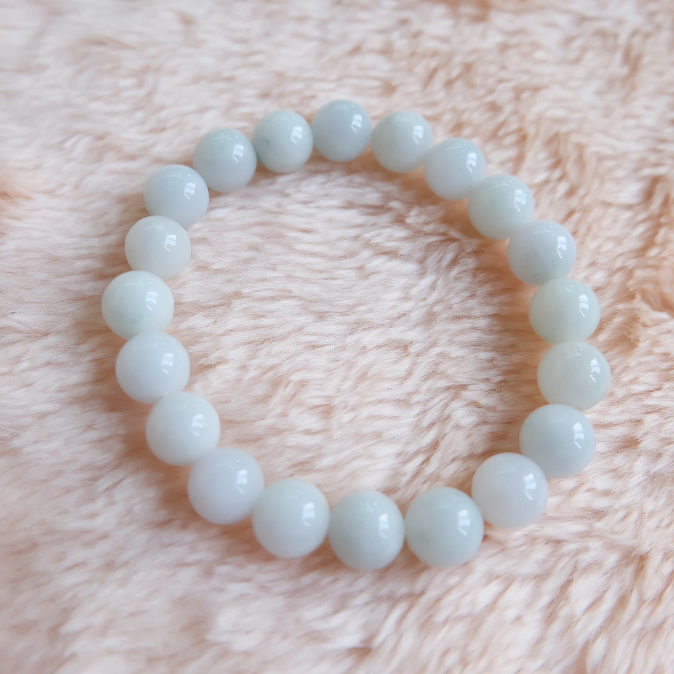 สร้อยข้อมือลูกปัดหยกแท้ สีขาว ขนาด 10 มิล ร้อยด้วยเอ็นยืด รอบข้อมือ 16.5-17 เซนติเมตร ราคาพิเศษ