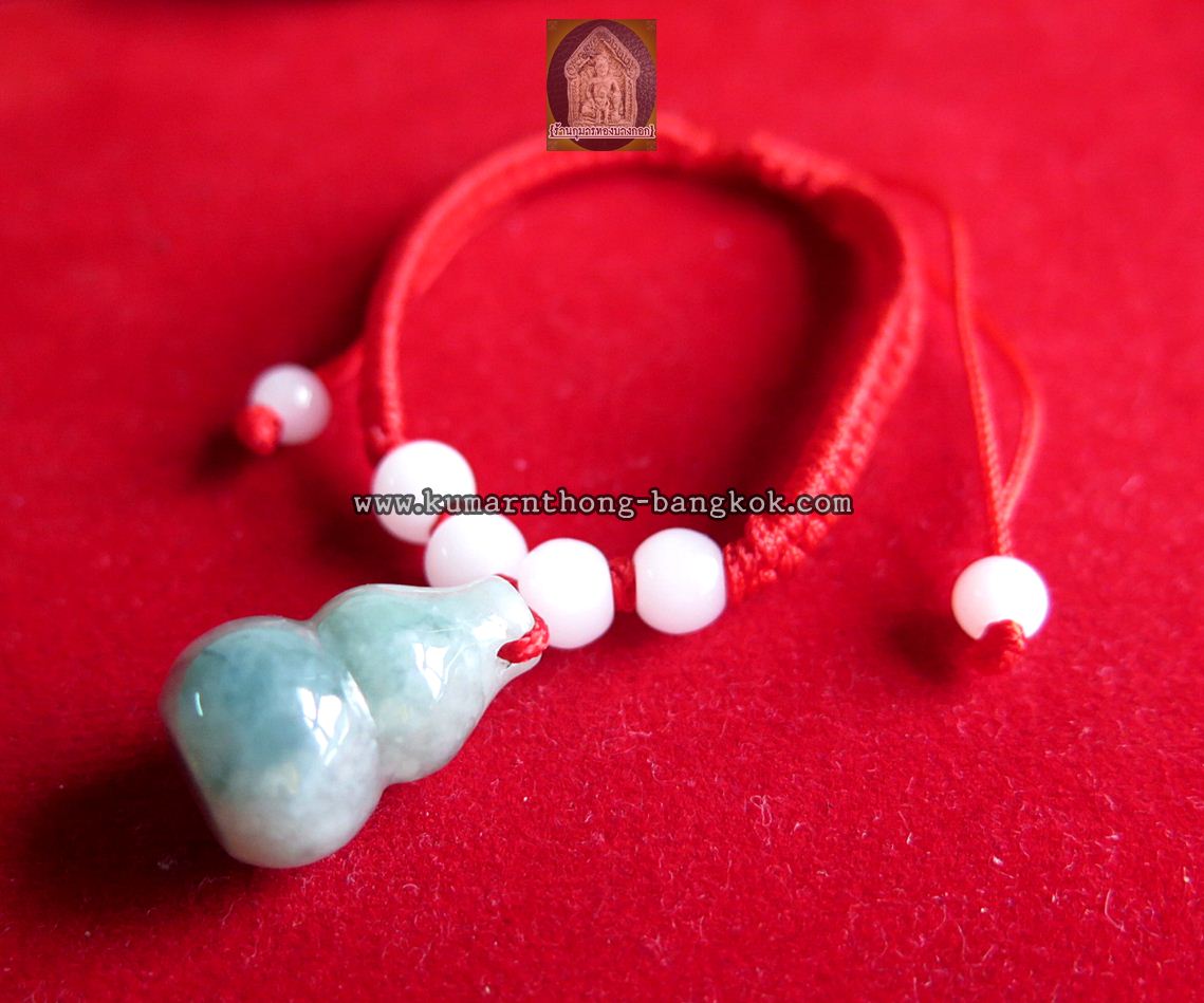 ข้อมือด้ายแดง จี้หยก น้ำเต้าดูดทรัพย์ วัดบางพระ (หลวงพ่อเปิ่น) จ.นครปฐม แบบใส่ข้อมือ ขนาดมาตราฐาน