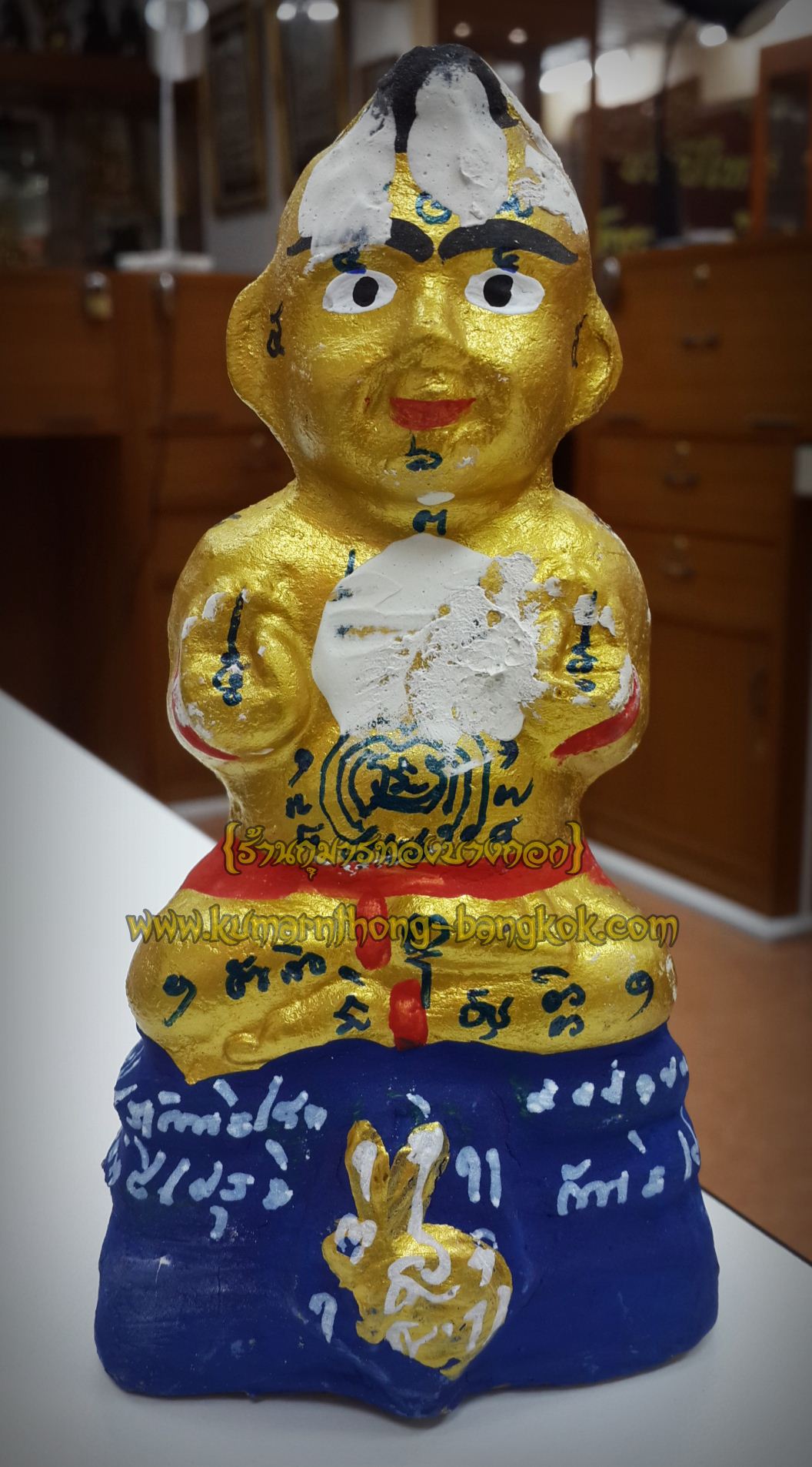 กุมารทอง หลวงปู่แย้ม วัดสามง่าม จ.นครปฐม รุ่น สมบูรณ์ทรัพย์ ฐานกระต่าย พิมพ์สีทองฐานน้ำเงิน ขนาดบูชา สูง 6 นิ้ว (รุ่น 100ปี) (โชว์)