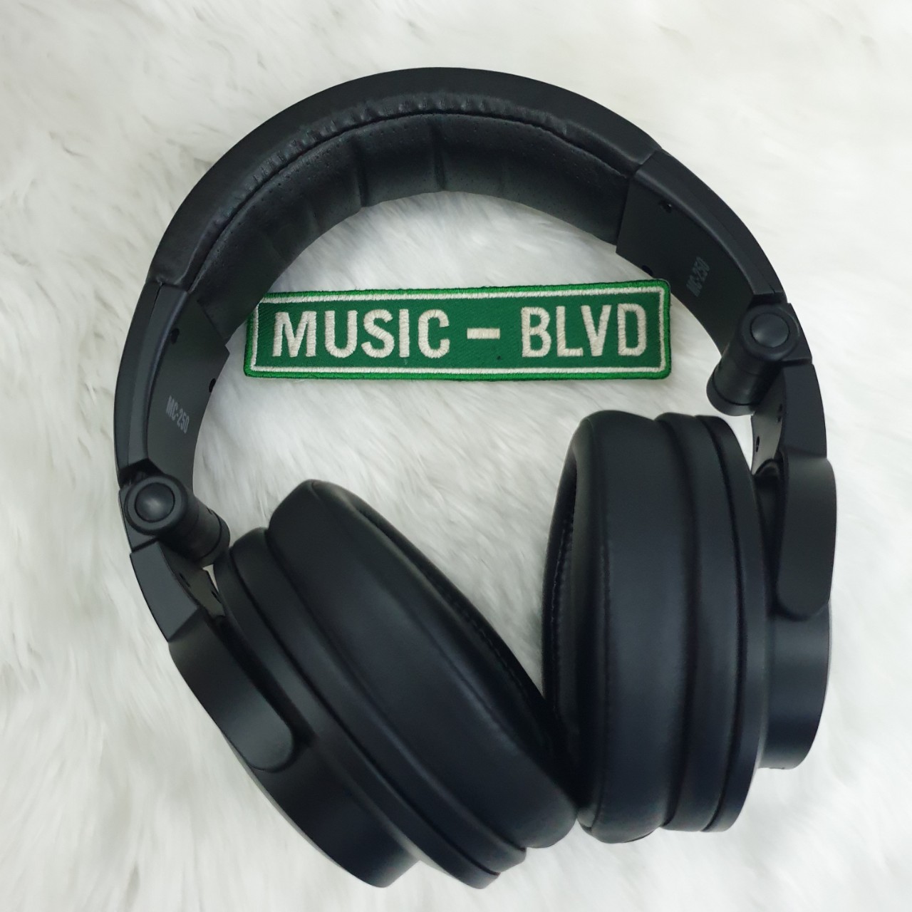 Mackie MC-250 Professional Closed-back Headphones