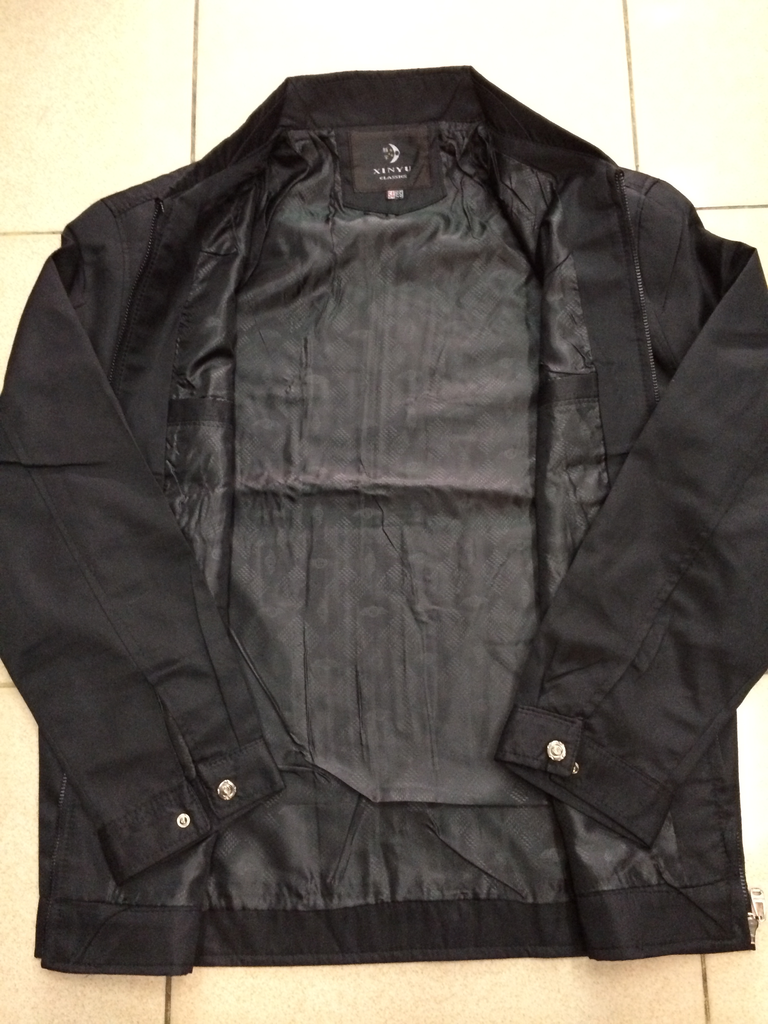 เสื้อแจ็คเก็ต Xinyu คอปก สีดำ แจ็คเก็ตนำเข้าผลิตจากโรงงานประเทศจีน ผ้าไมโคร ผ้าไหมจีนนำเข้าคุณภาพดี รุ่นนี้เหมาะทำเป็นเสื้อทีม หรือเสื้อรุ่น ปัก logo ทรงสวยใส่เป็นเสื้อกึ่งสูทได้ เพื่อร่วมงานสัมมนา งานประชุมที่ใช้เป็นทีม