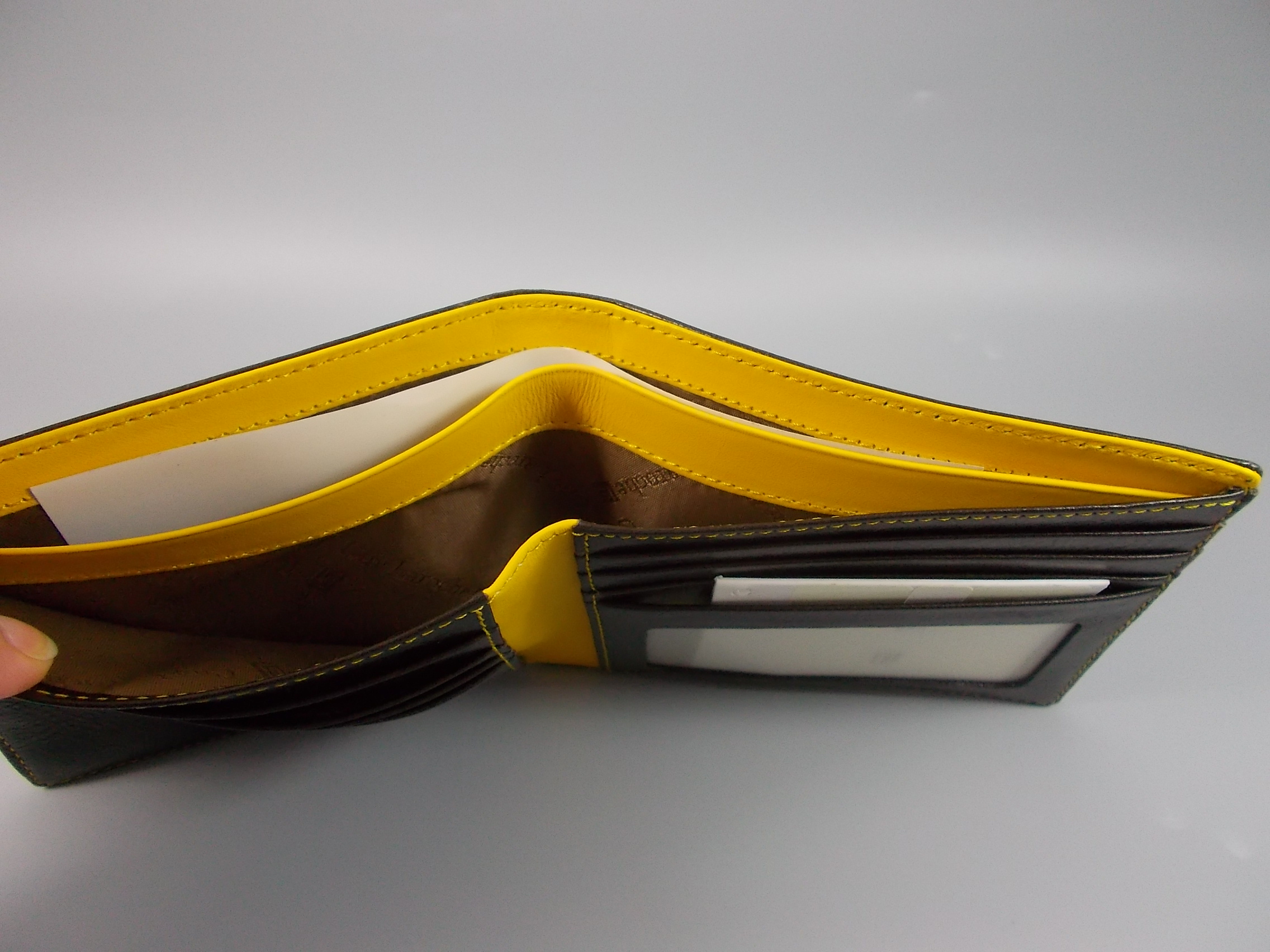 กระเป๋าสตางค์ Guy Laroche ดาร์คช็อคโกแลต-เหลือง ใหม่ แท้