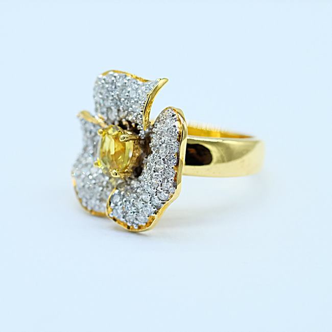 แหวนพลอยล้อมเพชรรูปดอกชบาเกสรบุษราคัมฝังเพชร สำหรับสุภาพสตรีครับ ตัวเรือนทอง9K หรือ 37.5% เปอร์เซนต์ทองครับ