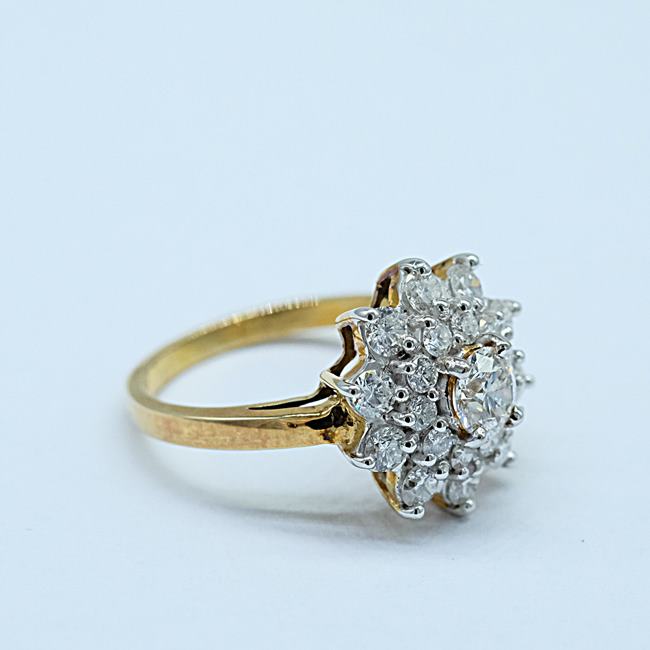 แหวนเพชรดอกพิกุล หน้าใหญ่ เสริมลุคคุณนายให้ดูมีสง่ามากขึ้น ตัวเรือนทอง9K หรือ 37.5% เปอร์เซนต์ทองครับ