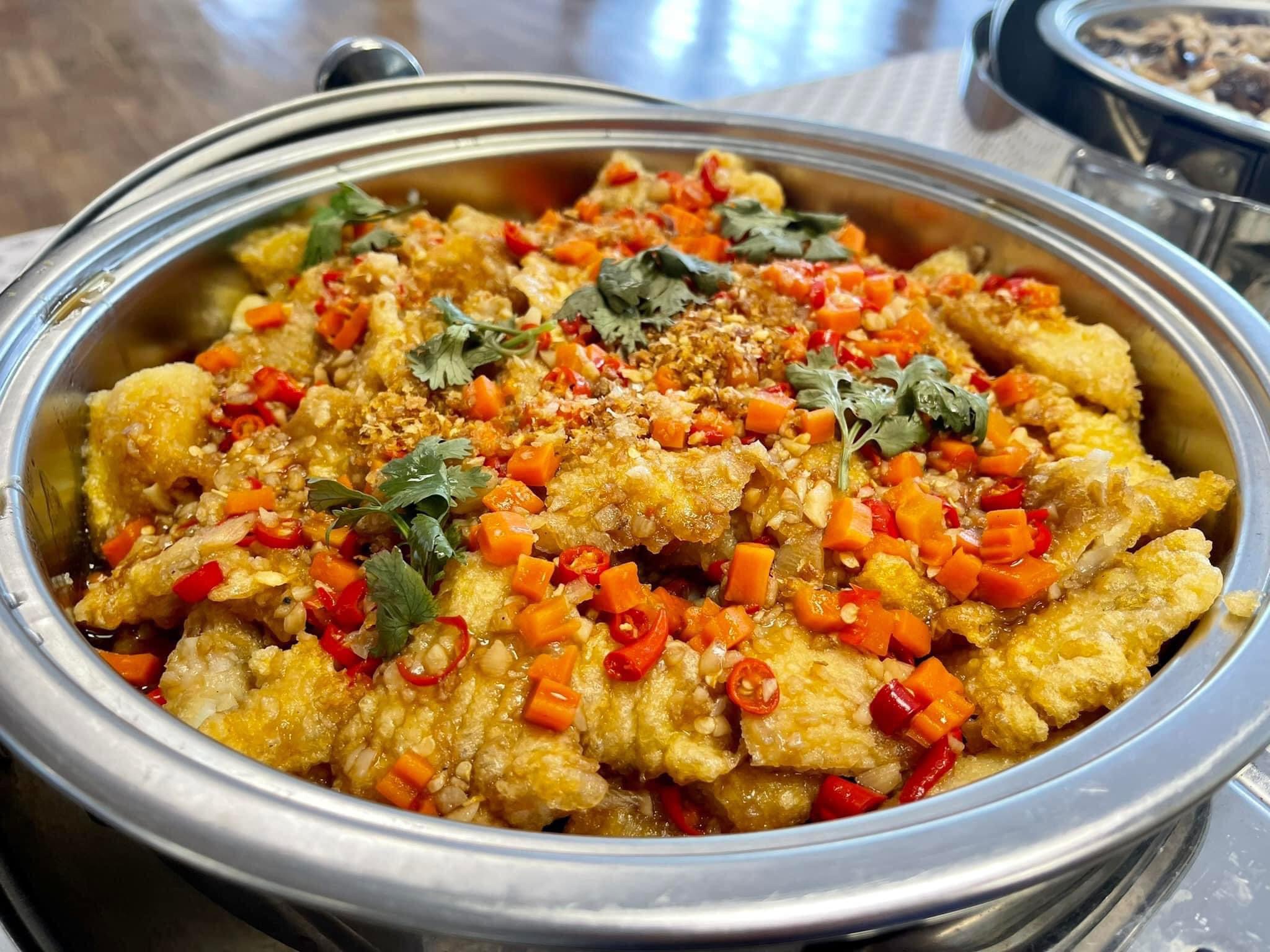 ปลาทอดซอสกระเทียมพริกสด