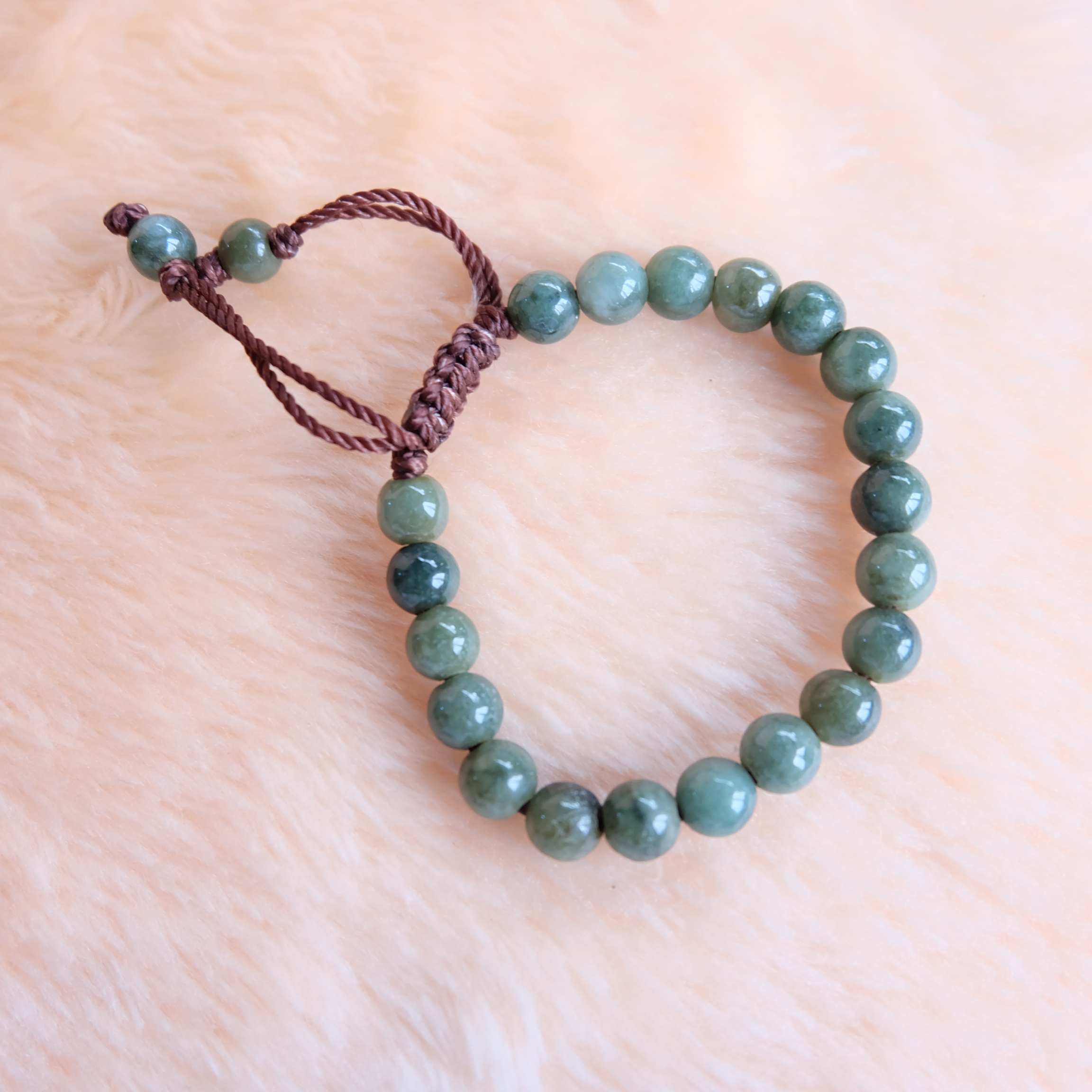 สร้อยข้อมือลูกปัดหยกแท้ 5-6 มิล คละสี เชือกดึง