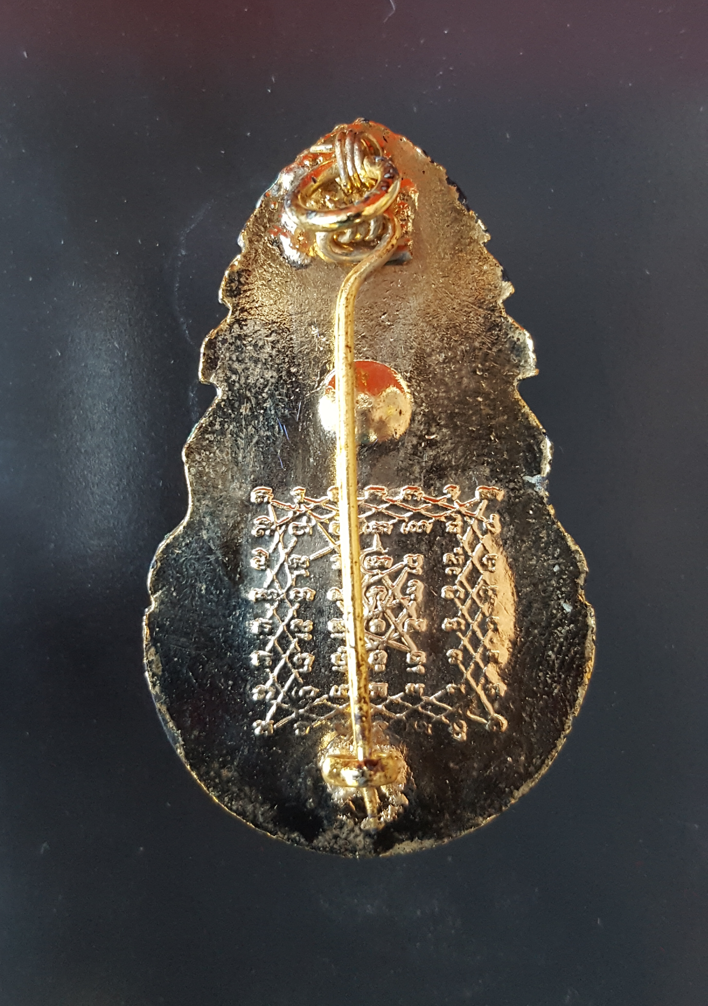 เข็มกลัดมงกุฏเพชร หลวงพ่อฤาษีลิงดำ รุ่นแรก หลังยันต์เกราะเพชร กันโรคระบาดทุกชนิด กันรังสีนิวเคลียร์ วัดท่าซุง ใกล้เข้ามาแล้วกับสถานการณ์ในยุคนี้