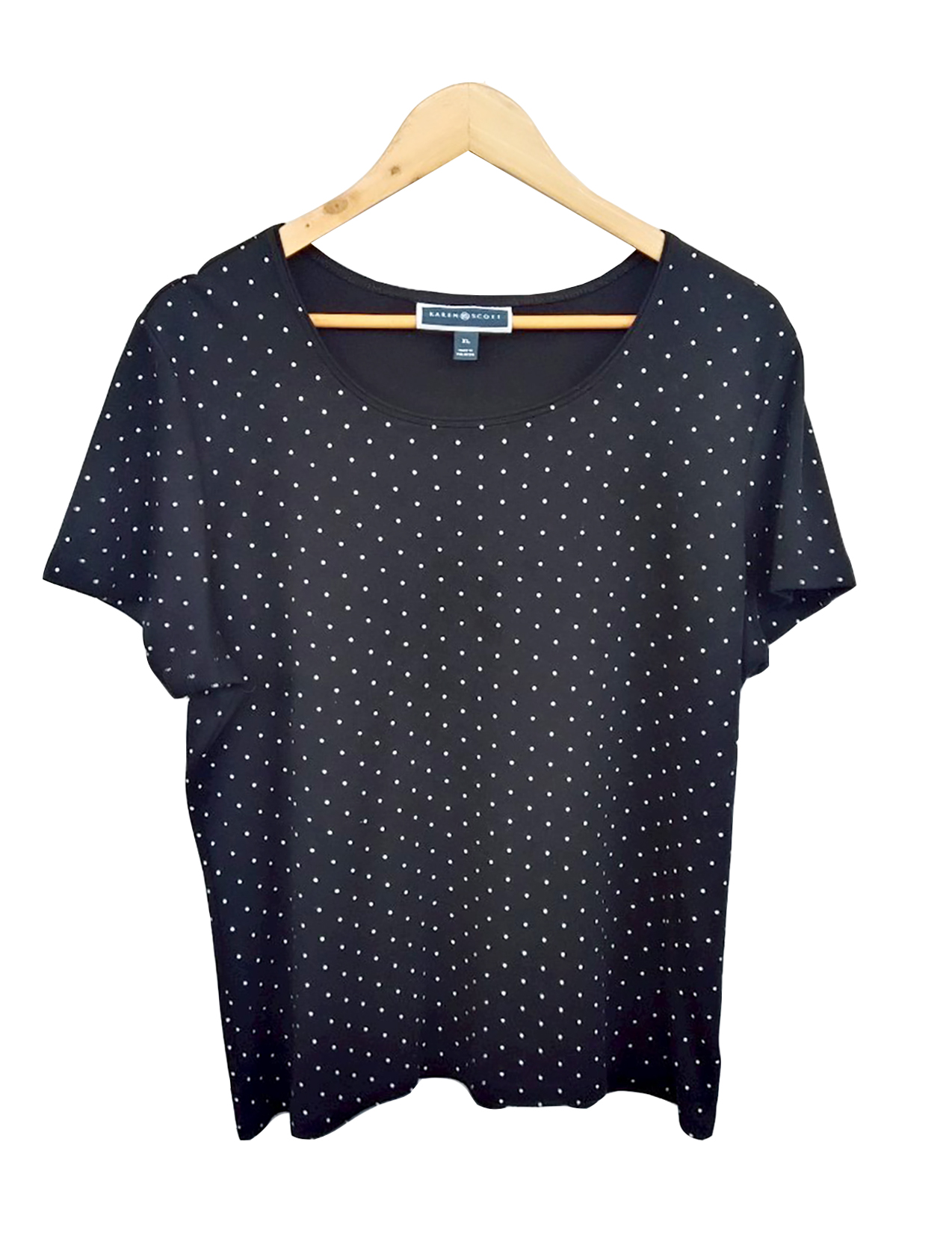 เสื้อมือสอง คอกว้าง ผ้ายืดสีดำ ลายจุดสีขาวเล็ก แขนสั้น อก 42-44 นิ้ว