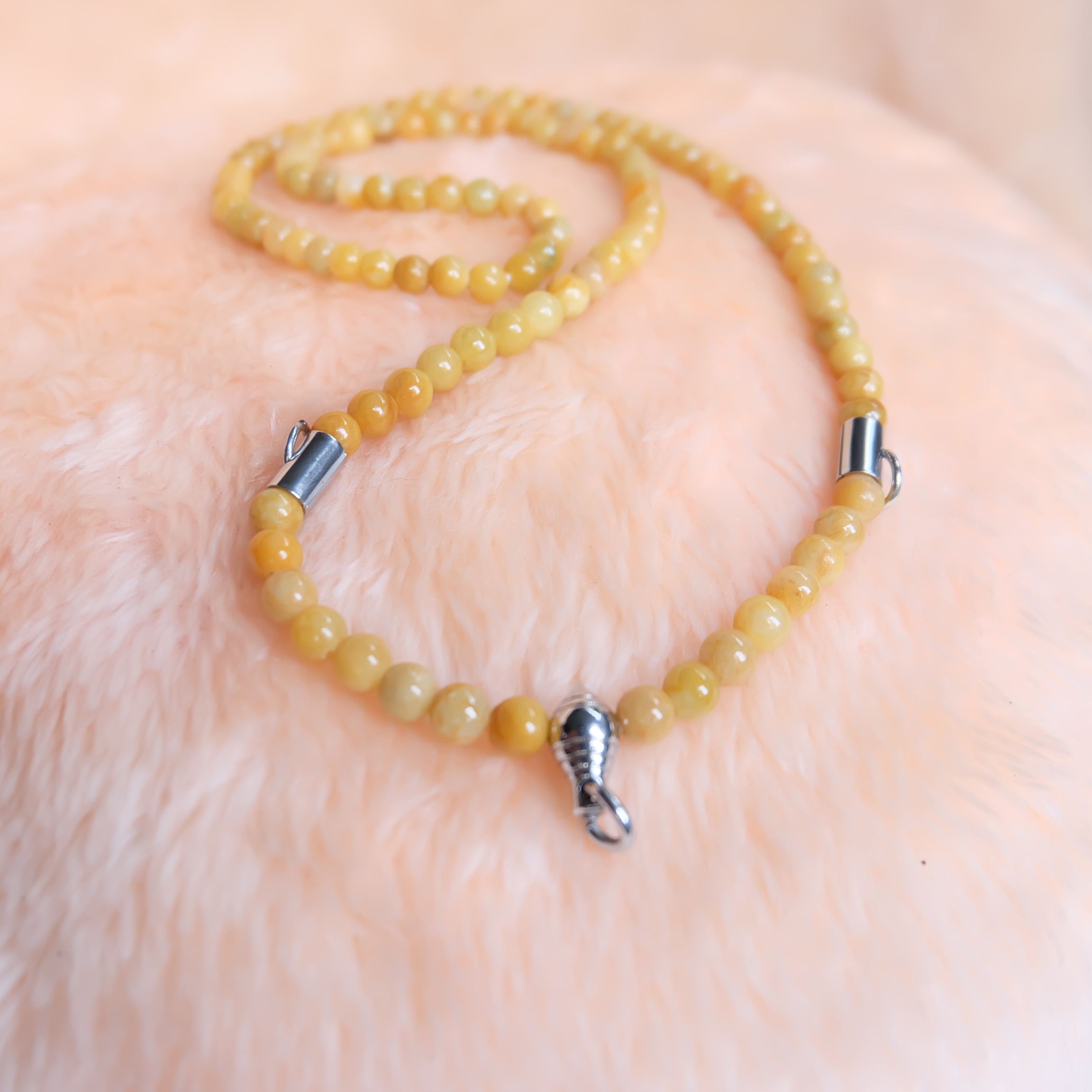 สร้อยคอห้อยพระลูกปัดหยกแท้ สีน้ำผึ้ง ขนาด 4-5 มิล ยาว 24 นิ้ว ห้อยพระ 3 องค์