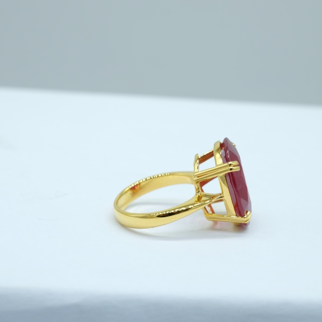 แหวนทับทิมอาฟริกาแท้ สีแดงสด สีเสมอเนื้อเดียว บนตัวเรือนทอง18K ครับ