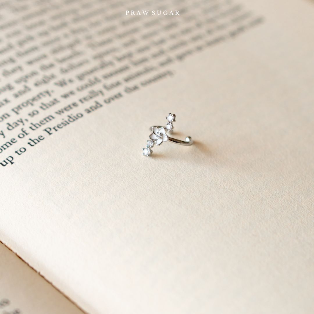Little White Flower Earcuff - ต่างหูแบบเกี่ยวดอกไ้ม้ขาว
