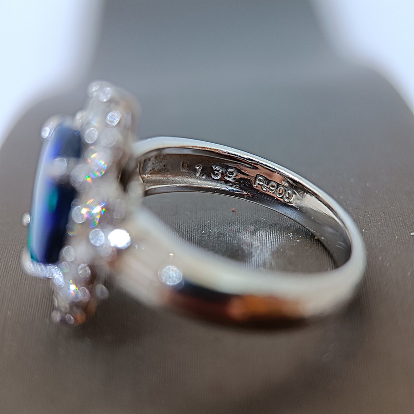 แหวนพลอยโอปอล์ล้อมเพชร พลอยโอปอล์เนื้อสีสวยมากๆครับ ของแท้หาพบได้ยาก สำหรับสุภาพสตรีครับ