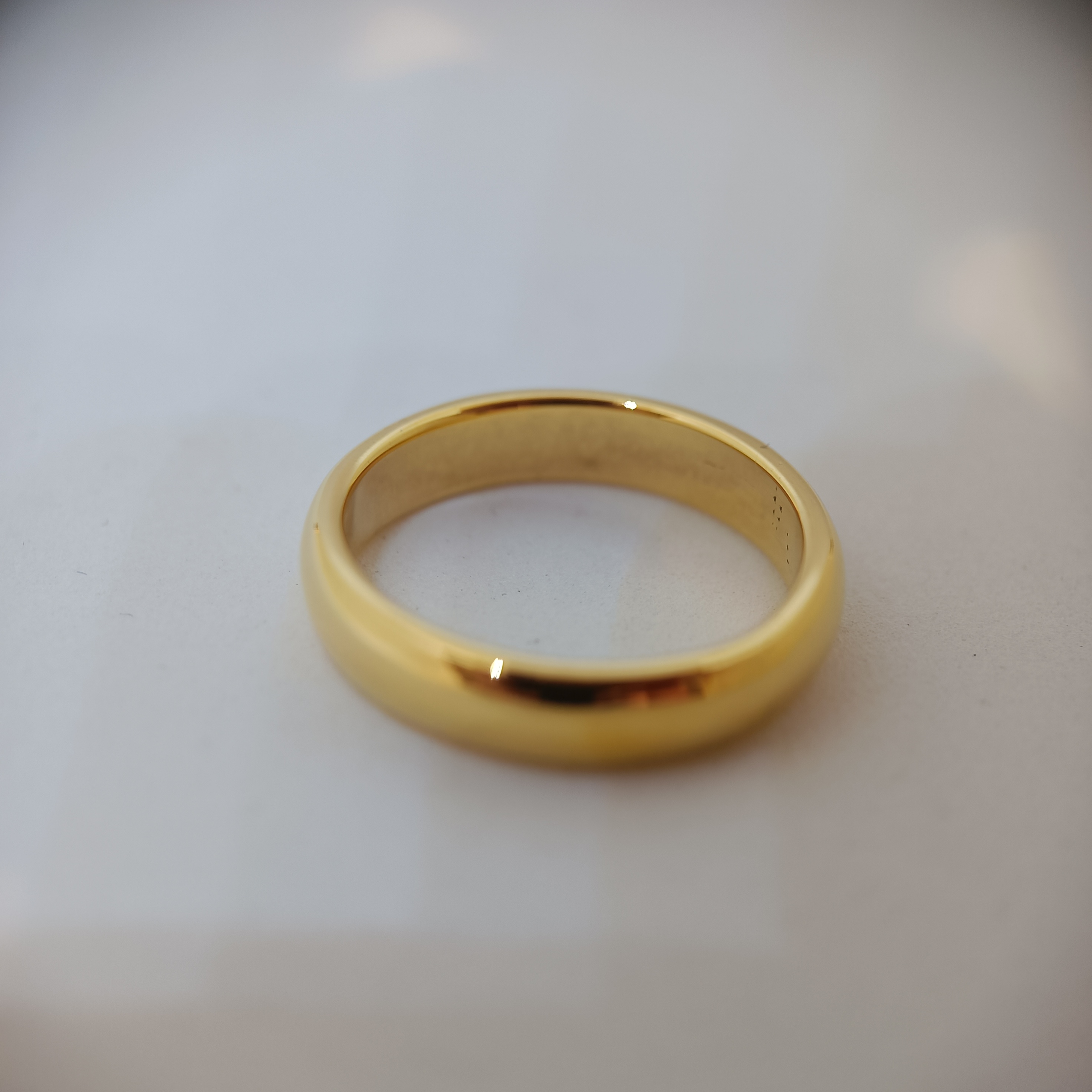 แหวนทอง10K ทรงปอกมีดไม่มีเพชร สวมใส่ได้ทั้งผู้ชายและผู้หญิง เน้นความเรียบง่าย