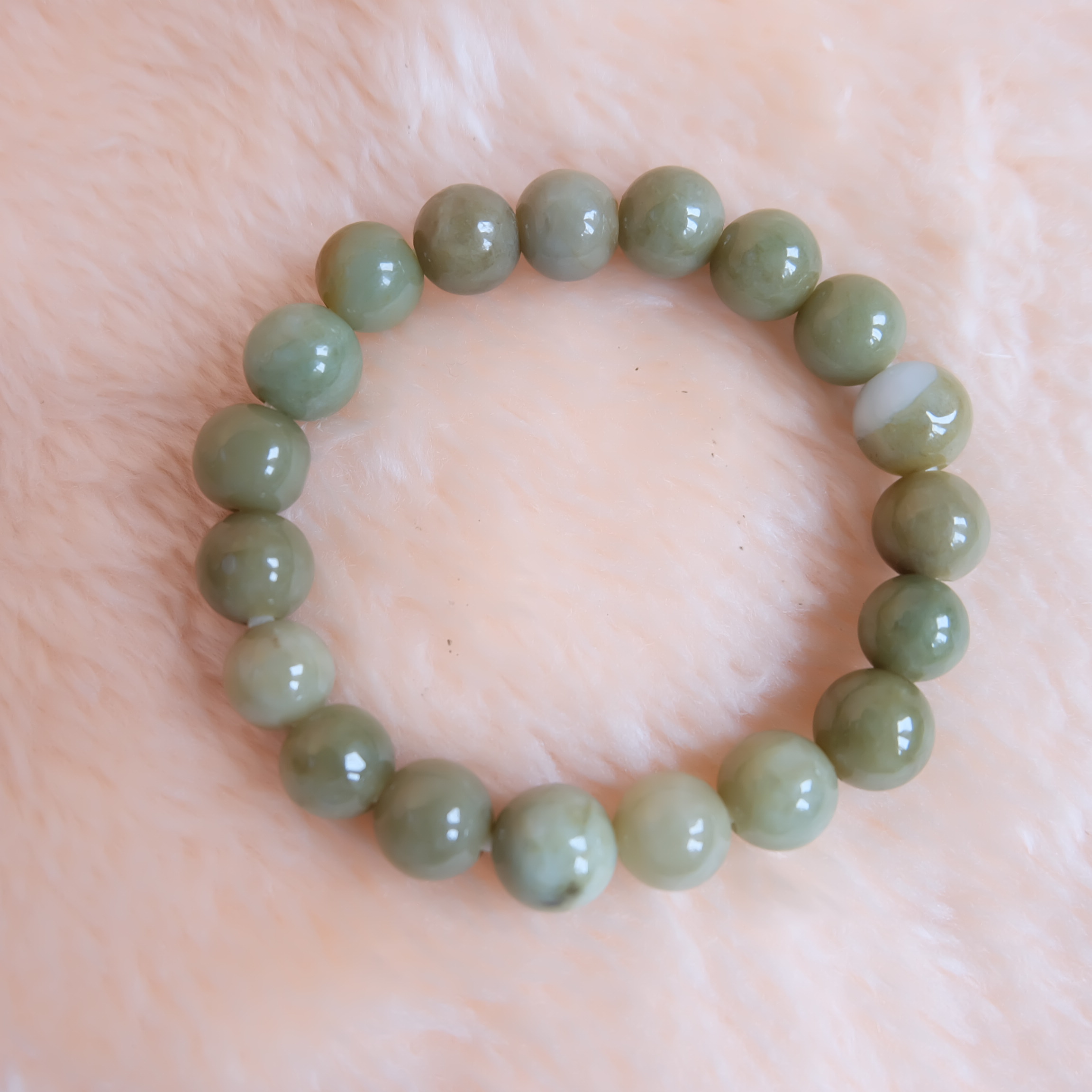 สร้อยข้อมือลูกปัดหยกแท้ หยกพม่า หยกน้ำผึ้ง หยกเจไดต์ ขนาด 11 มิล รอบข้อมือ 17.5 เซนติเมตร ร้อยด้วยไหมยืด ไม่ค่อยกลม