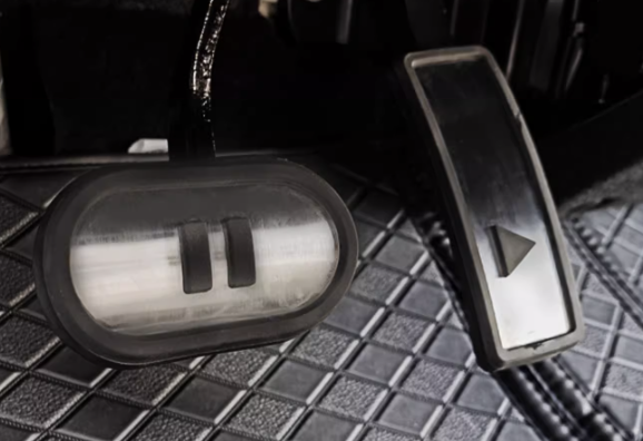 แต่งแป้นเบรกคันเร่ง Wuling Binguo EV