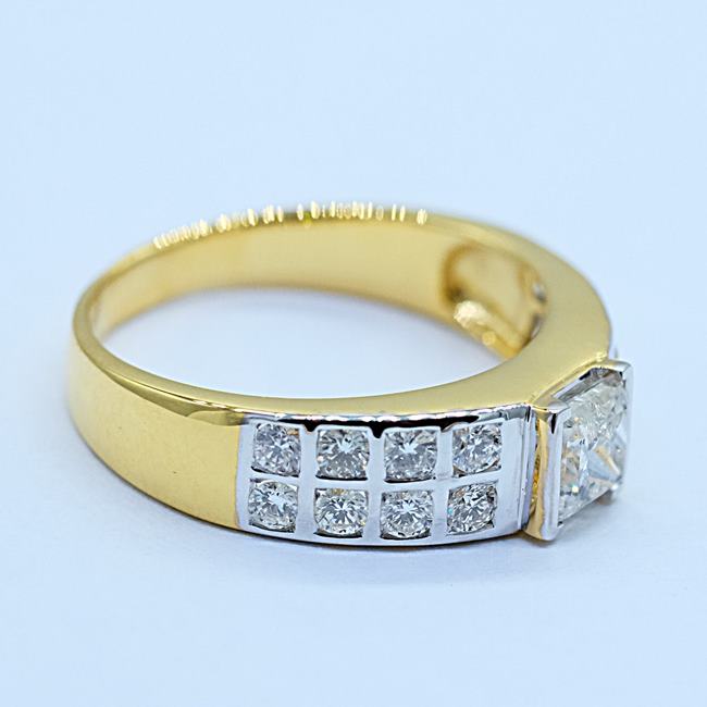 แหวนเพชรเม็ดเดี่ยว1กะรัตพร้อมบริวาลล้อม2แถว ตัวเรือนทอง9K เพชรน้ำ 98